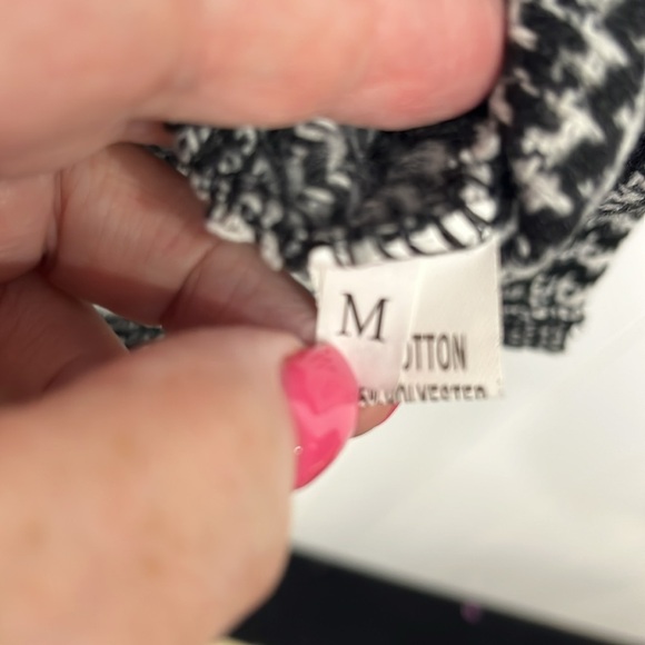 The Free Yoga Womens Jumper M Black White Texture Pattern Lined Back Zip Mini - Picture 8 of 14